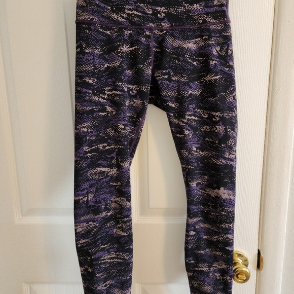 Lululemon Wunder Under Leggings. Luxtreme material - Picture 2 of 5